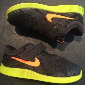 Nike Revolution4 Sneakers